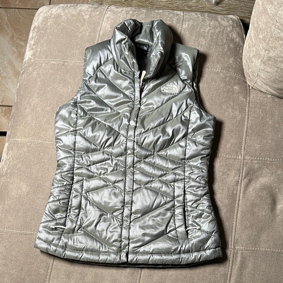 The North Face Silver Quilted Vest - Picture 1 of 8